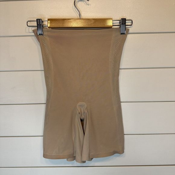 Spanx Shorts XL Nude Beige Spanx Assets Red Hot Label Compression Shapewear Flaw - Picture 1 of 10